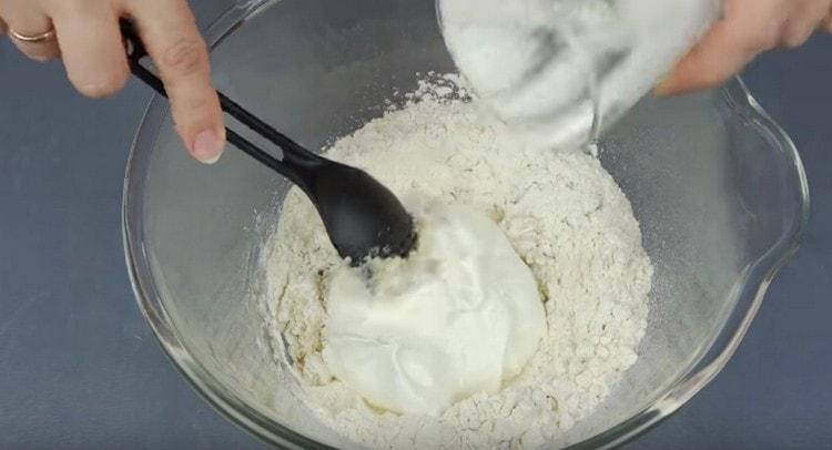 Agrega la crema agria.