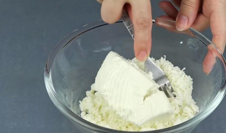 Para el relleno, rallar o machacar el queso con un tenedor.