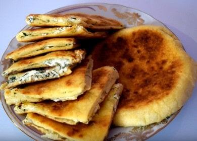 Khachapuri délicieux avec du fromage cottage - faire frire dans une poêle