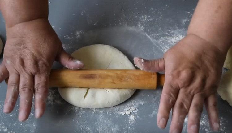 Press the workpiece by hand and roll it out slightly with a rolling pin.