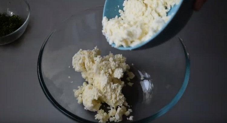 We spread the cottage cheese in a bowl.