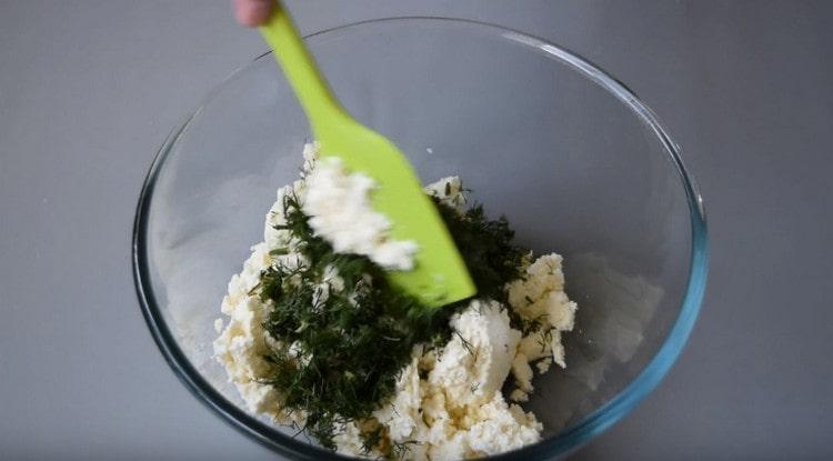 Add chopped dill to the curd.