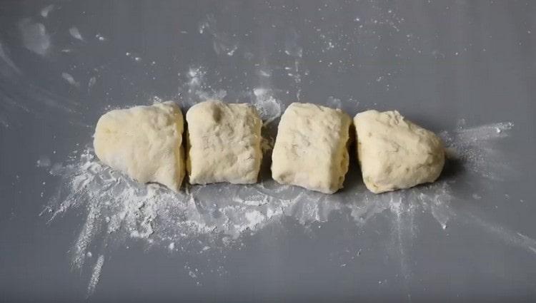 Nous divisons la pâte en 4 parties.
