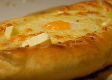 Cocinar khachapuri con huevo según la receta con una foto.