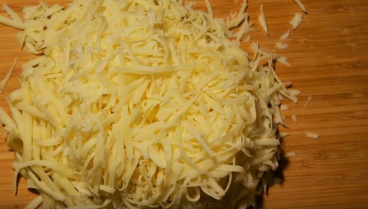râper le fromage suluguni sur une râpe.