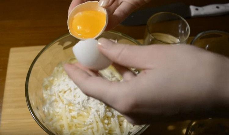 Agregue sal, clara de huevo, agua al queso.