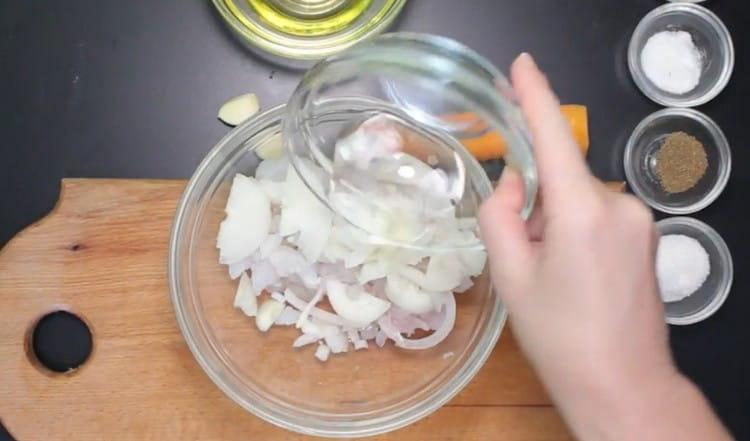 Agregue la cebolla a la lucioperca y mezcle estos ingredientes con vinagre.