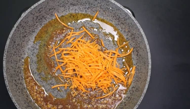 Agregue las zanahorias a la sartén, mezcle y caliente durante varios minutos.
