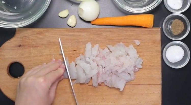 Cut the resulting fillet into thin pieces.