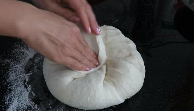 On écrase la pâte, on forme du pain rond.