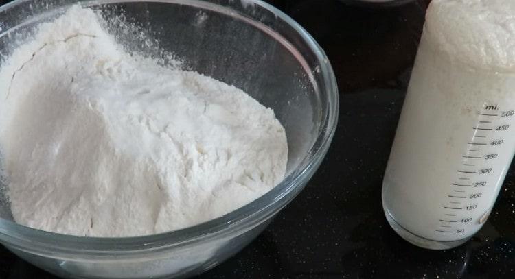 We prepare the dough, and also sift the flour.