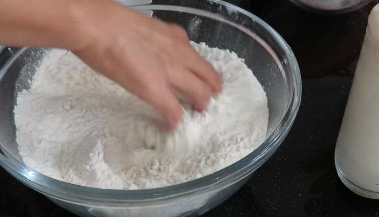 Dodajte sol u brašno i promiješajte.