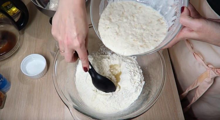 Ajouter un peu de pâte et mélanger la pâte.