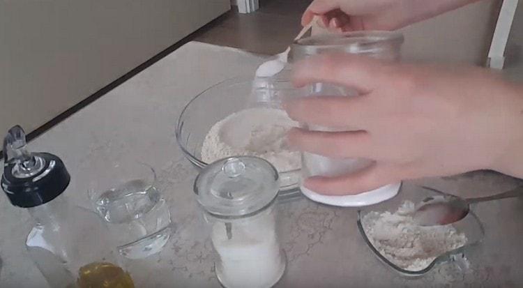 Combinez la farine tamisée à grains entiers avec du sucre et du sel.