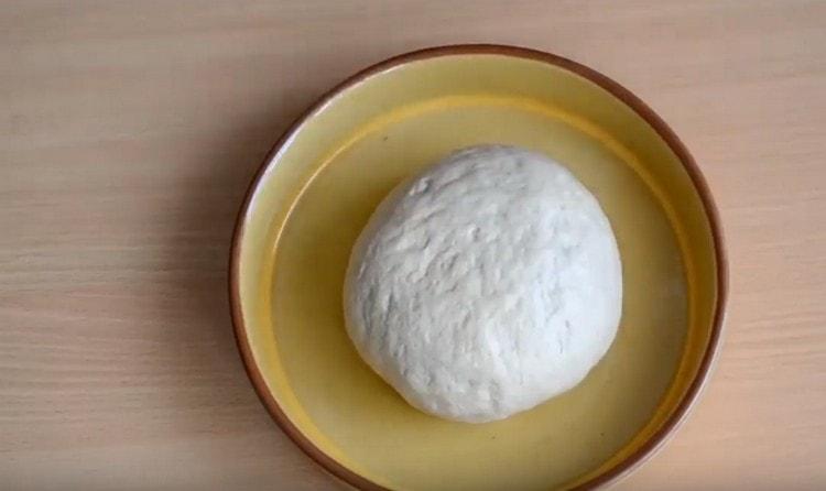 From the dough we form round bread and put it in a baking dish.