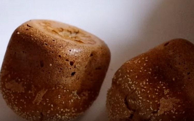 Le pain au levain dans une machine à pain est très aromatique et savoureux.