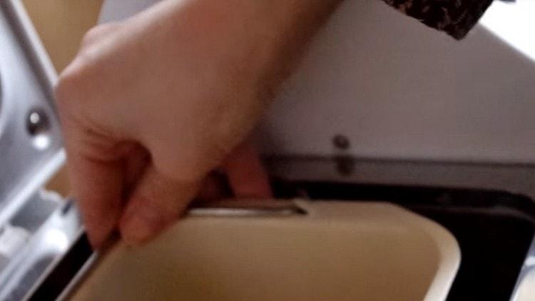 Žlica sa sastojcima postavljena u mašini za kruh.