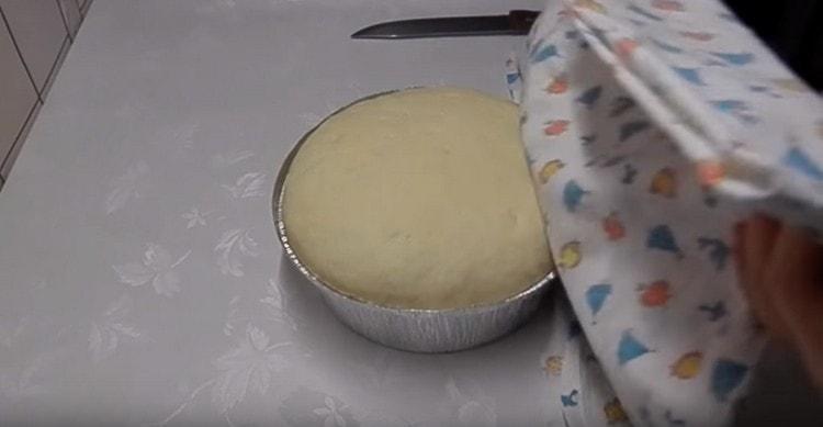 Pokrijte pokrivač krpom i ostavite 40 minuta, kruh će se povećati u volumenu.