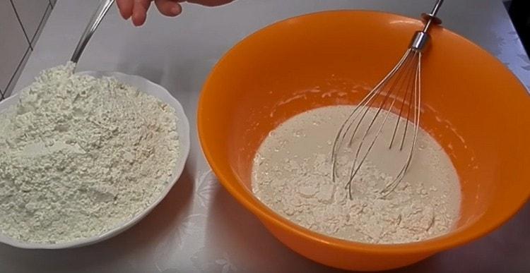 Enter the flour and knead the dough.