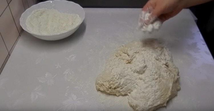 We spread the dough on a work surface sprinkled with flour.