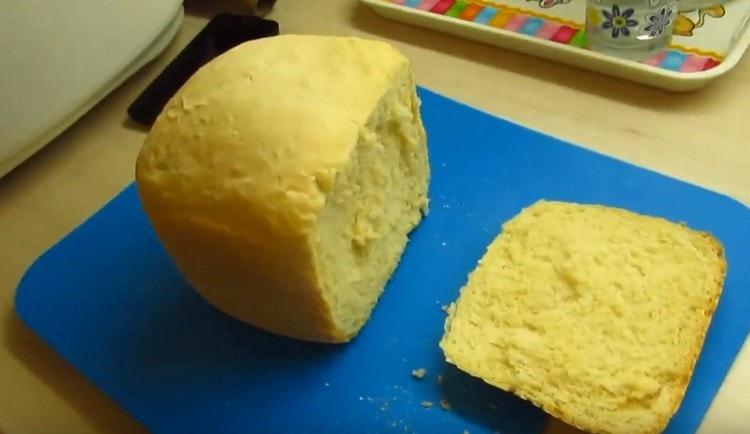 un tel pain au kéfir dans une machine à pain s'avère très savoureux.