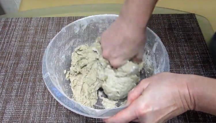 A few more minutes we knead the dough well with our hands.