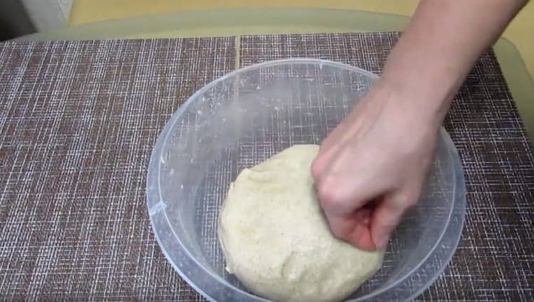 We put the finished dough in a bowl greased with vegetable oil.