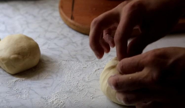 Collect the edges of the dough with a bag.