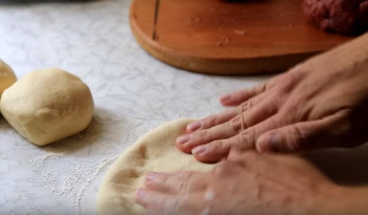 Level the cake, carefully so that the dough does not tear.