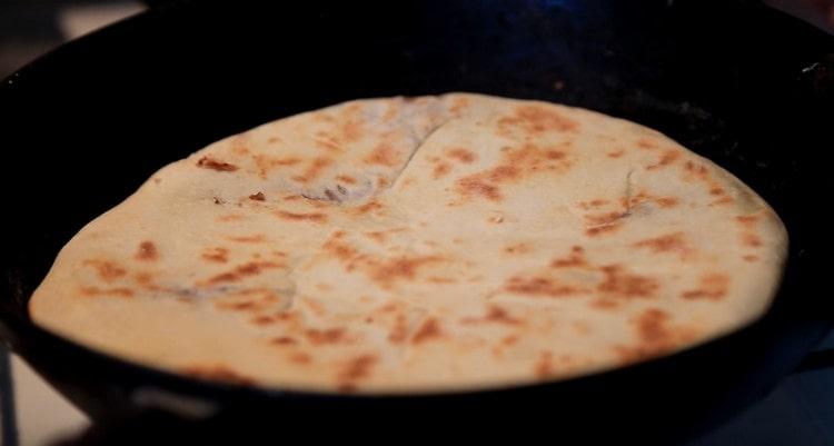 En una sartén caliente esparcimos las chozas de carne y freímos por ambos lados.