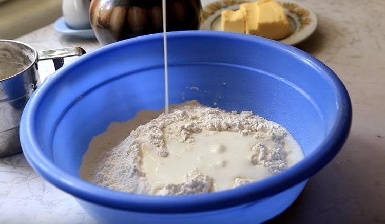 We prepare the dough for khychi on kefir with soda.