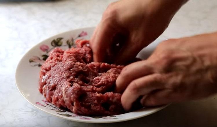 Agregue sal y pimienta a la carne al gusto y mezcle.