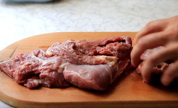 Nous coupons la viande et la passons dans un hachoir à viande.