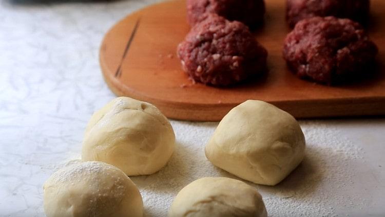 Divide the dough into 4 pieces, minced meat too.