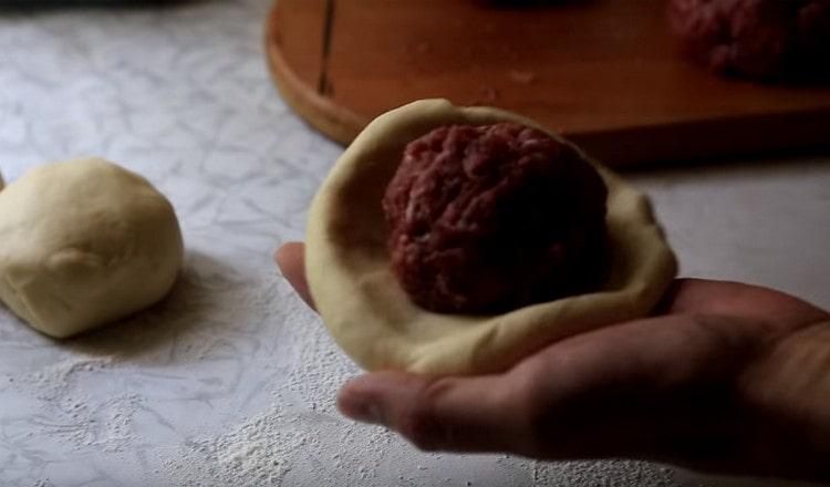 We spread the minced meat ball on the tortilla.