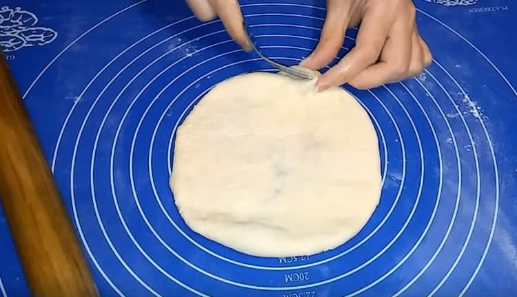 Gathering the cakes to the center of the edge, pinch them, and gently roll the cake itself with a rolling pin.