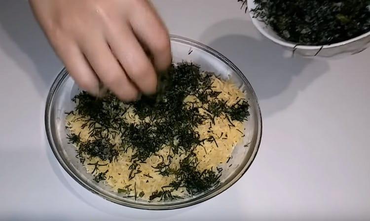 Au fromage pour la saveur ajouter l'ail, ainsi que des herbes hachées