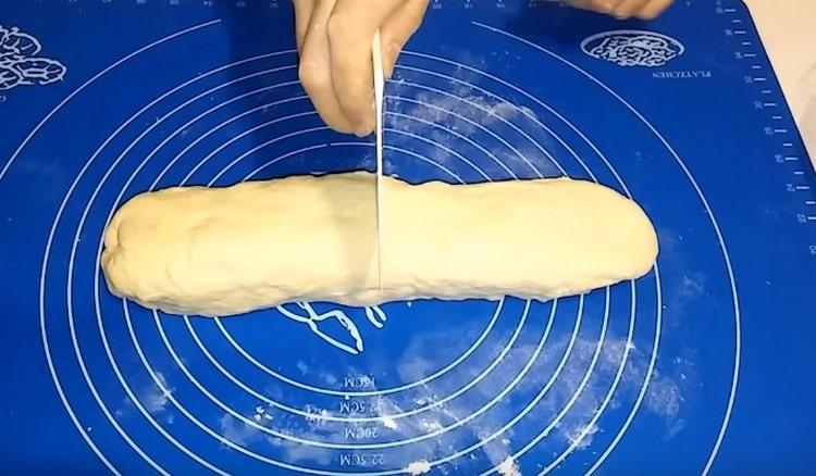 À partir de la pâte, nous formons une saucisse et la découpons en blancs.
