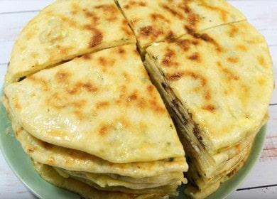 Khichin con queso y papas - tortilla rellena en una sartén