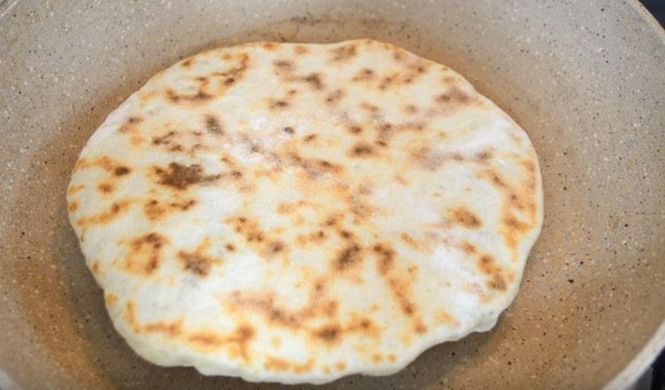 Hrychina préparée frit avec du fromage et des pommes de terre dans une casserole des deux côtés.