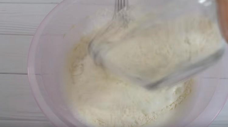 Add a little flour to the mixture of kefir, soda and salt.