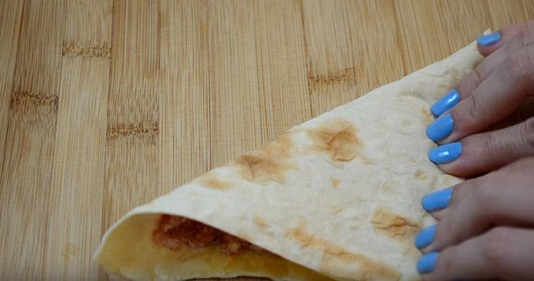 We add pita bread, press the edges so that they stick together.