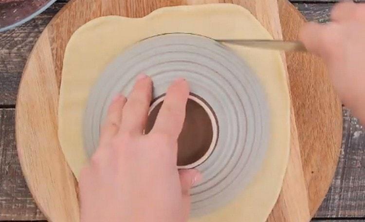 Nous déroulons la pâte et en découpons un cercle.