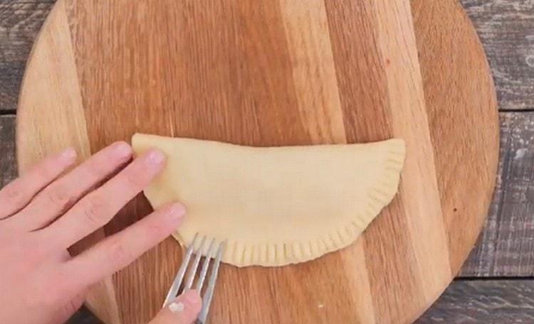 déposer la farce sur une moitié du cercle obtenu, la recouvrir de la moitié libre de la pâte et pincer les bords.