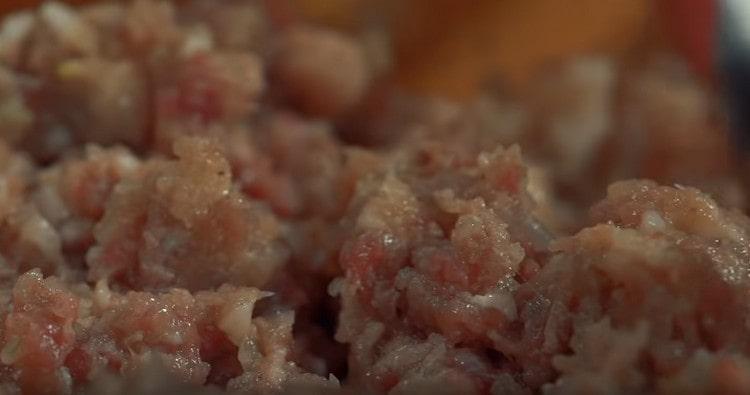 Mix the minced meat.