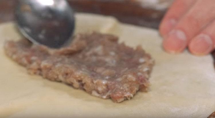 Étalez la viande hachée sur une moitié de la pâte.