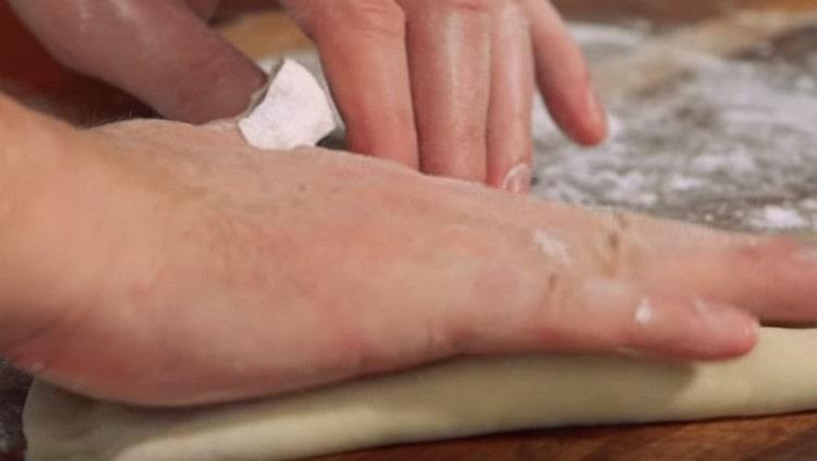 Chebureks s mesom treba lagano pritisnuti rukom, tako da višak zraka izlazi iz obratka.