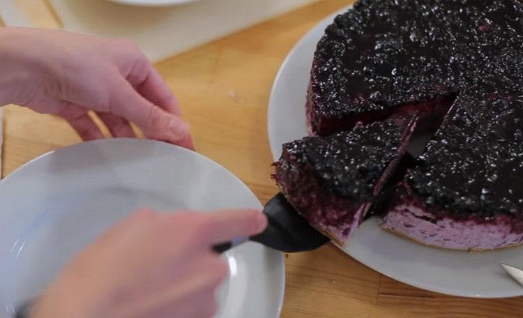 Cheesecake aux myrtilles est juste un dessert somptueux que vous aimerez sûrement.
