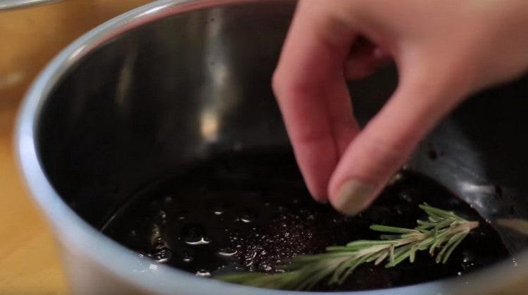 Nous combinons les myrtilles, l'eau et la gélatine dans une casserole, ajoutons un brin de romarin.