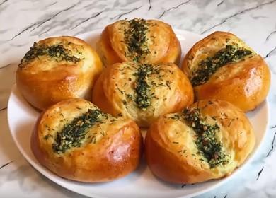 Cuire des petits pains à l'ail parfumés à la maison: une recette avec une photo.